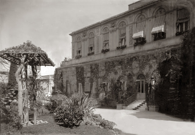 Archivo:FachadaalJard n'Compr.jpg