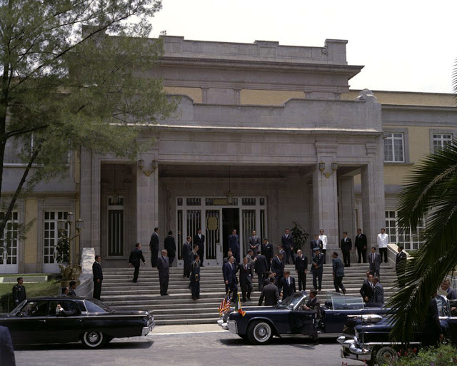 Archivo:JFK-LM-frenteCompr.jpg