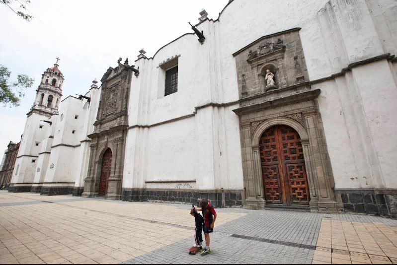 Archivo:Parroquia esquina con Regina .jpg