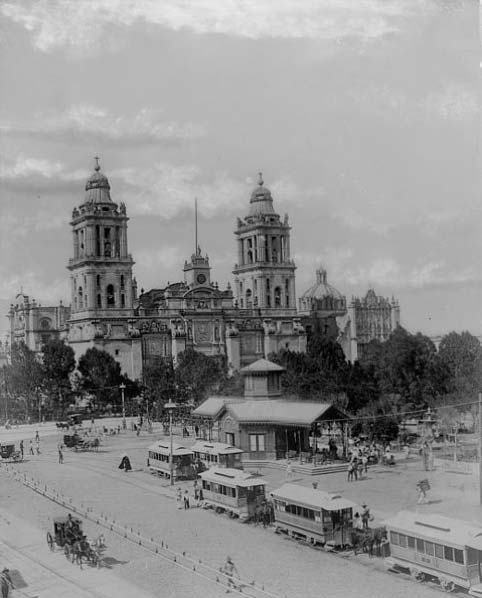 Archivo:Tranvia en el Zocalo.jpg