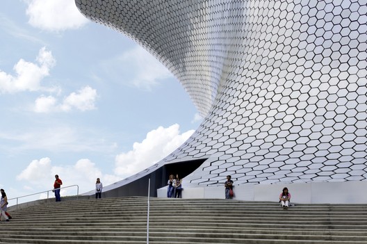 Archivo:Escaleras de Soumaya.jpg