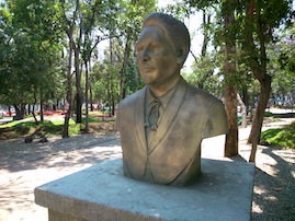 Archivo:Busto de Javier Solís.jpg