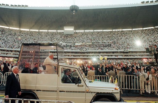 Archivo:Juan Pablo II en Estadio Azteca 1999.jpg
