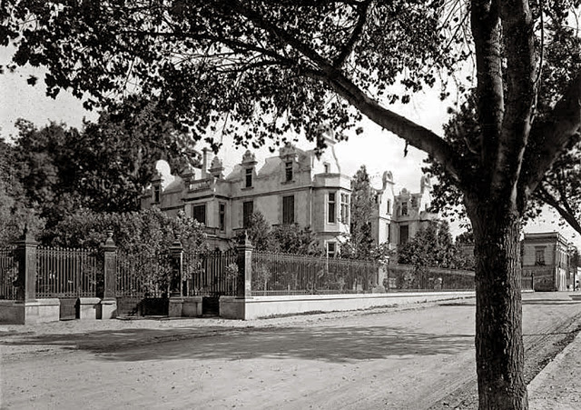 Archivo:Casa parada.jpg