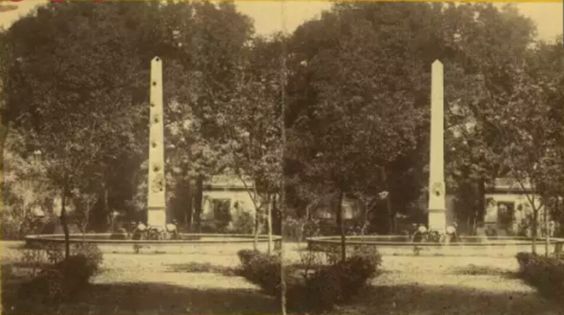 Archivo:Obelisco a los Mártires de 1859, fotografía de 1876.jpg