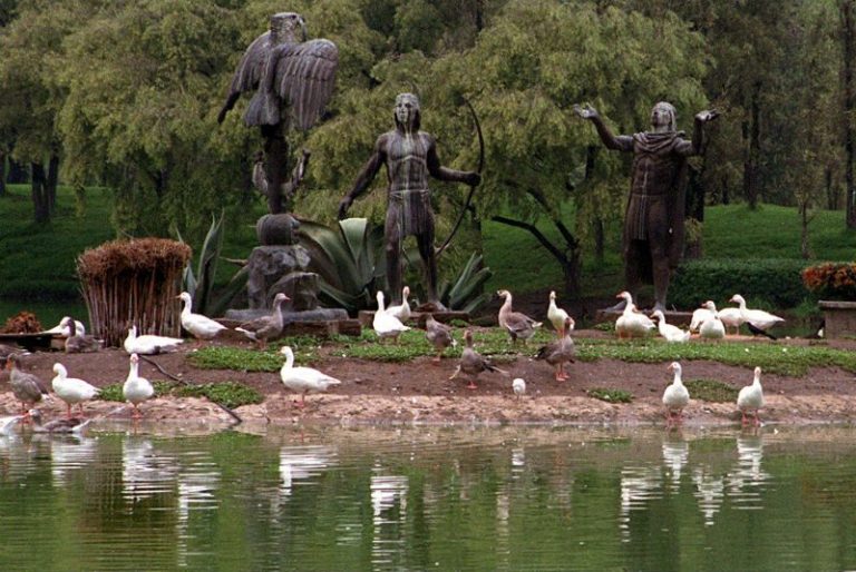 Archivo:Parque Tezozómoc Chinampa.jpg