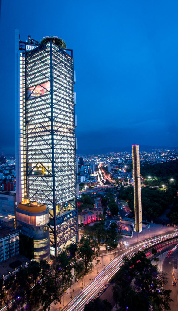 Torre BBVA de Noche Recuperada de: https://www.bbva.com/es/la-torre-bbva-bancomer