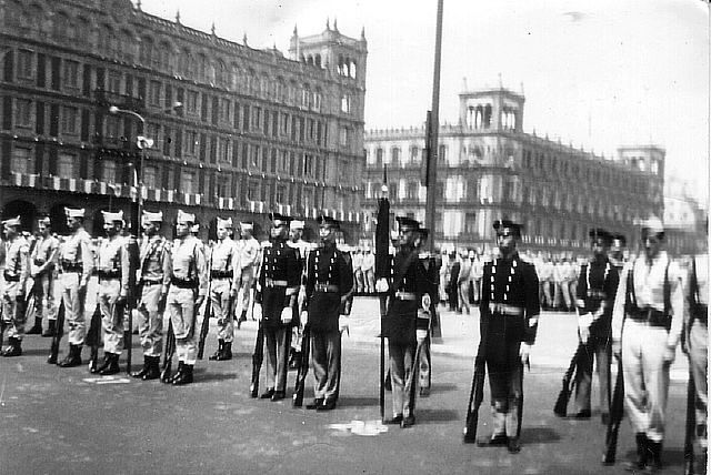 Archivo:Desfile militar.jpg