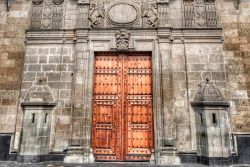 Puerta de Palacio Nacional.jpg