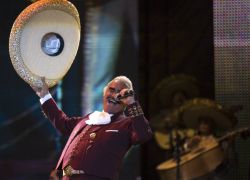 Vicente Fernández 2009.jpg