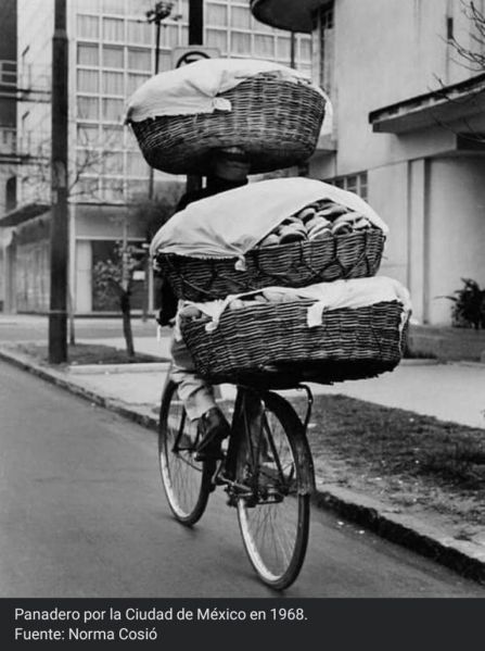 Archivo:Panadero en bicicleta.jpg