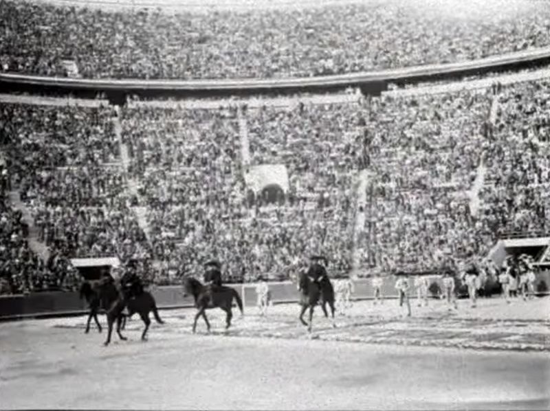 Archivo:Paseíllo de Inauguración 5-02-1946.jpg