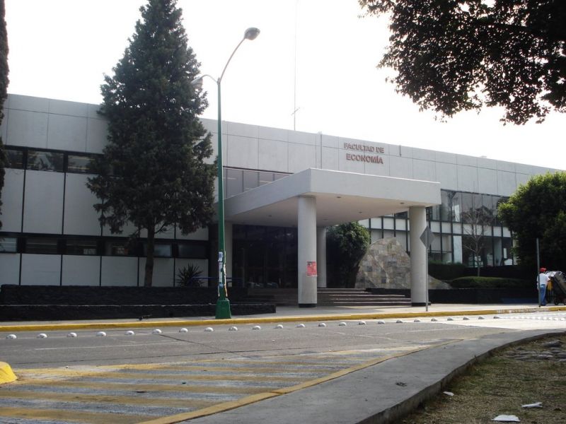 Archivo:Facultad de Economía 04.jpg