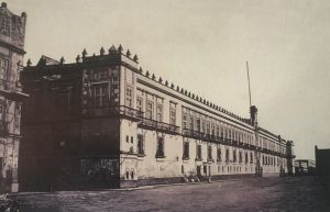 Claudé Desiré Charnay, una de las primeras impresiones fotográficas que se conocen del Palacio Nacional, por la ausencia de la puerta norte o Puerta Mariana, se calcula la fecha de 1951.
