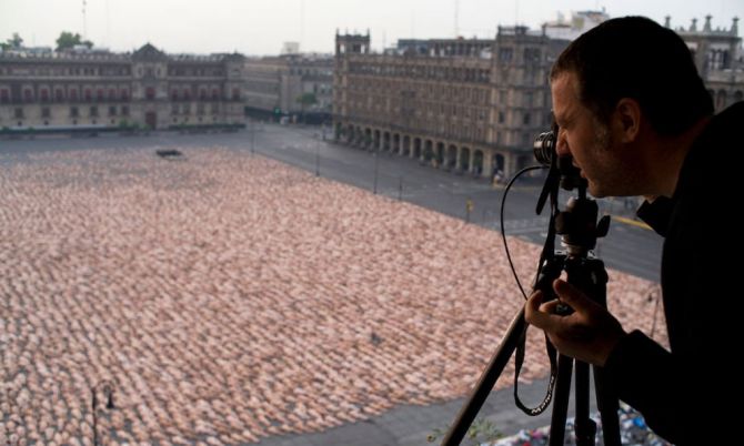 Spencer Túnick y su récord de la fotografía multitudinaria de personas desnudas en el zócalo capitalino.