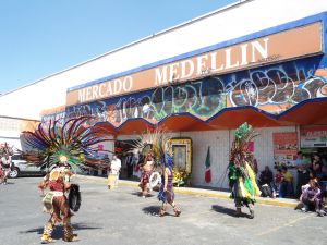 Danza autoctona frente al Mercado de Medellin.jpg