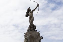 Diana Cazadora Escultura Femenina.jpg