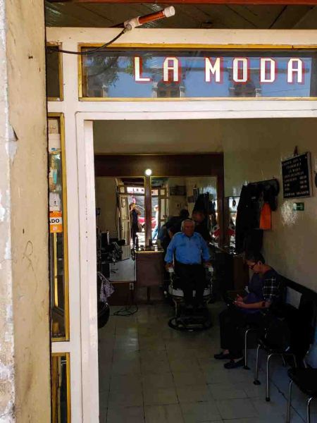 Archivo:Barbería “La moda”.jpeg