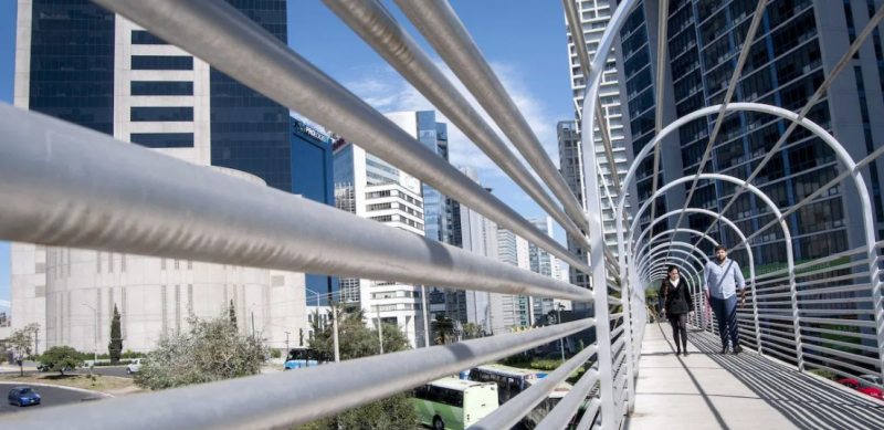 Archivo:Puente peatonal Sta Fe2.png