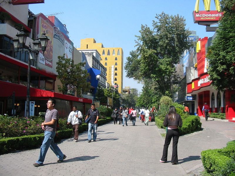 Archivo:Calle Genova Adoquinada .jpg