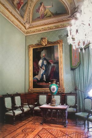 Salón Verde. Al fondo un cuadro de Carlos III que Porfirio Díaz encargó al pintor Leandro Izaguirre.