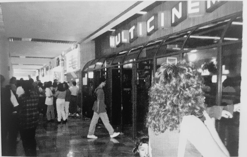 Archivo:Multicinemas Universidad.jpg