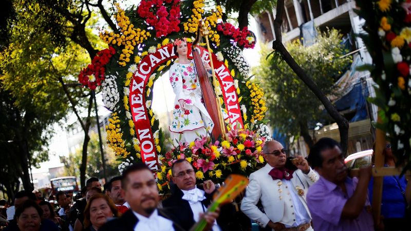 Archivo:Procesión mariachi.jpg