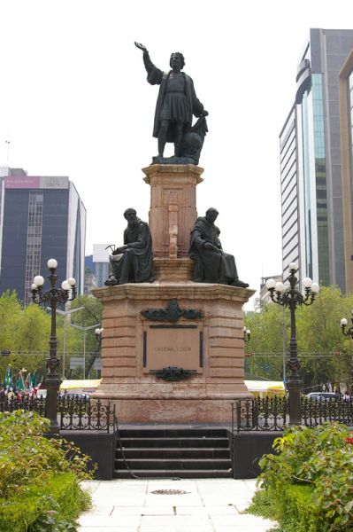 Archivo:Monumento a colon.jpg