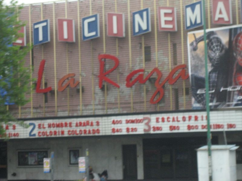 Archivo:Multicinemas La Raza.jpg